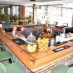 מלון Magic Tulip
